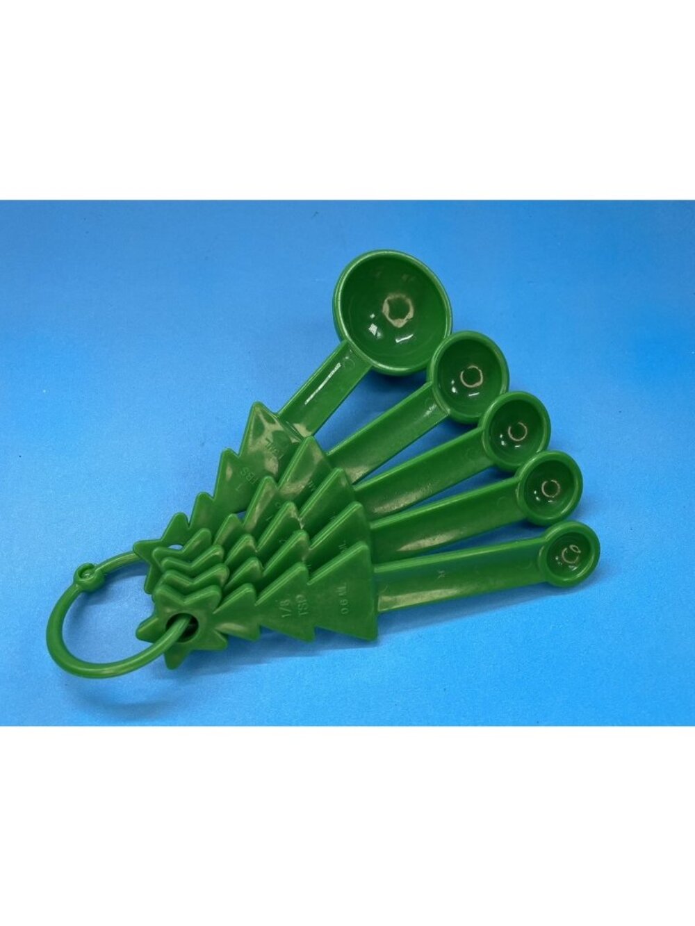 VTG Green Christmas Tree Measuring Spoons. Christmas Holiday Baking Collectible
